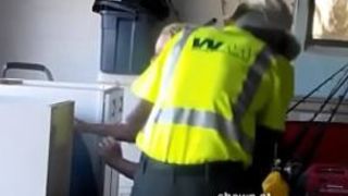 Кудрявая домохозяйка отсосала у негра и поеблась на полу перед скрытой камерой