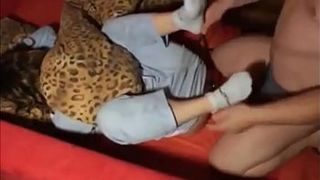 Связанная тёлка выебана в анальную дырку в миссионерской позе