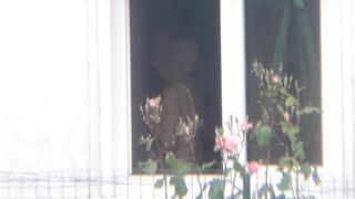 Парень снимает переодевания престарелой дамы на скрытую камеру