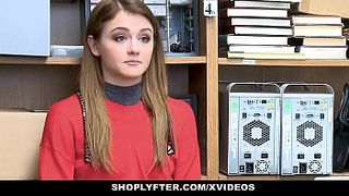 Юная хитрая воровка вынуждена трахаться с охранником магазина, чтоб заслужить свободу