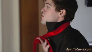 Молоденький парнишка поимел в рот мачеху, которая сама предложила ему отсос
